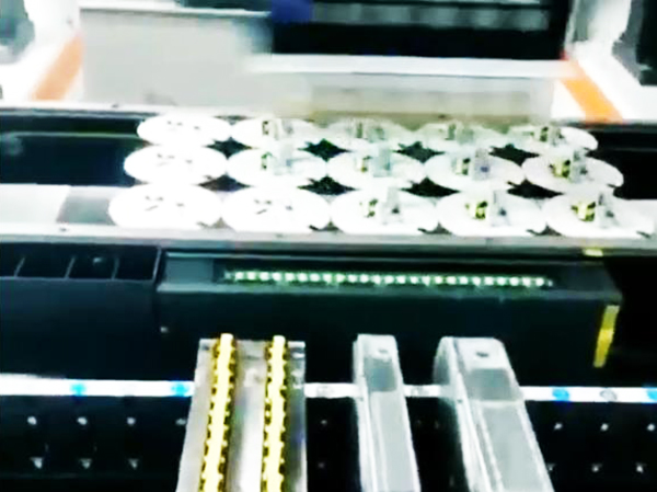 SMT貼片機打樣貼片與插件的優缺點